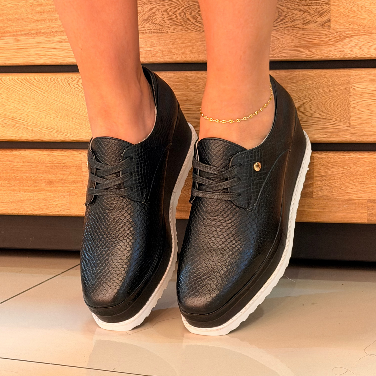 OXFORD NEGRO CON BLANCO CUERO